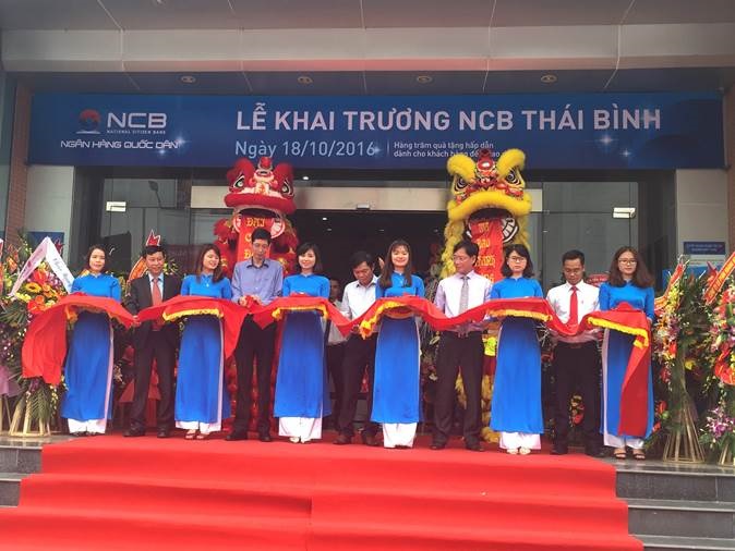 NCB Thái Bình tặng nhiều phần quà cho khách hàng nhân dịp khai trương